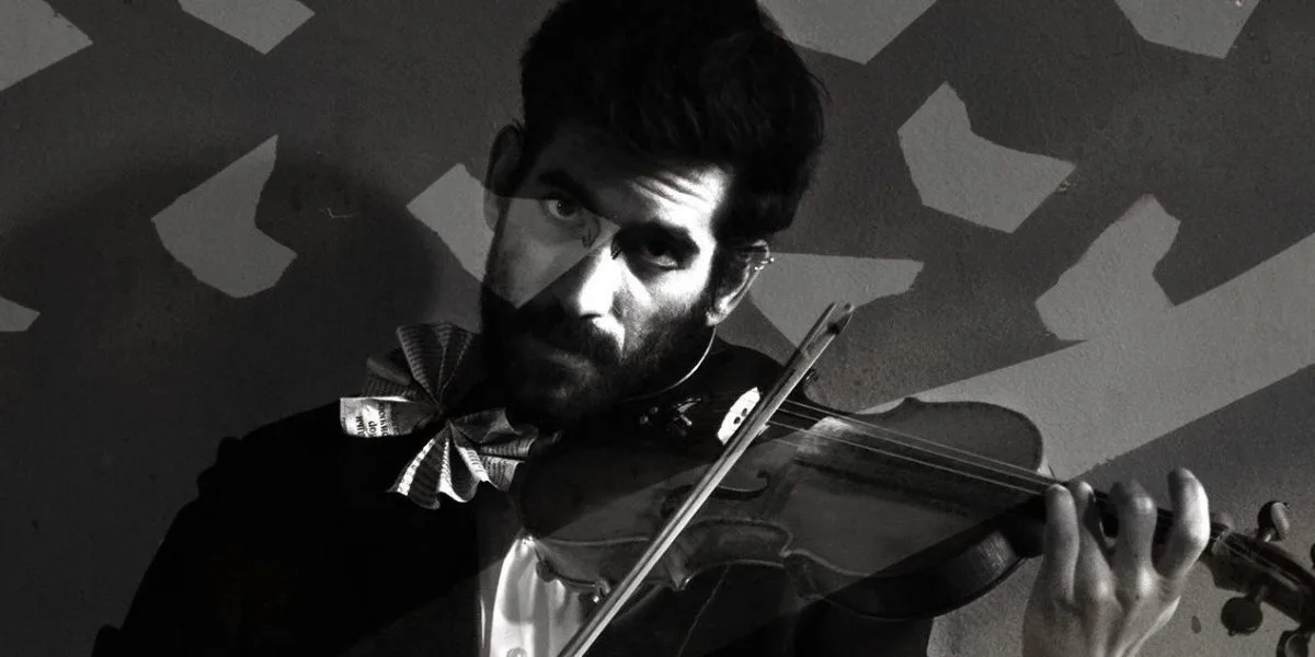cropped-zene-dade-violina-nemanja-umetnicka-fotografija-crno-belo-performans-scena-2.jpg