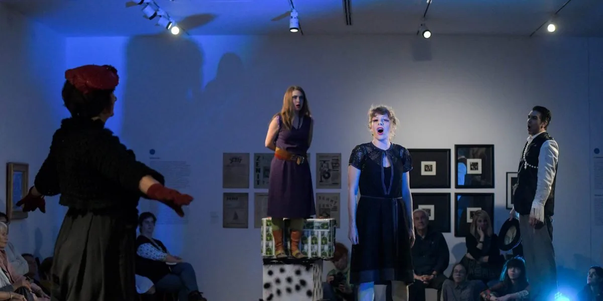zene dade, muzej savremene umetnosti, lacrimoza, pevanje, nastup, galerija, performans, iv, glumci, scena, nastup, gluma, publika